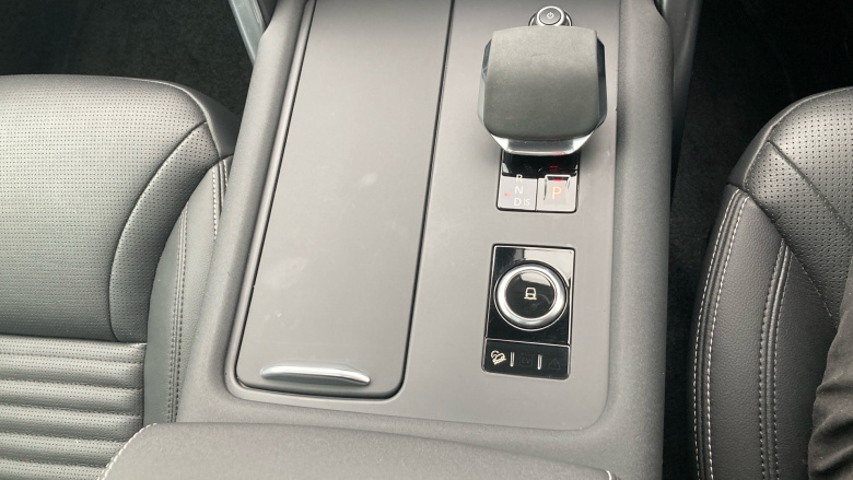 Land Rover Discovery 3.0 D300 Dynamic SE 5dr Auto Diesel Station Wagon